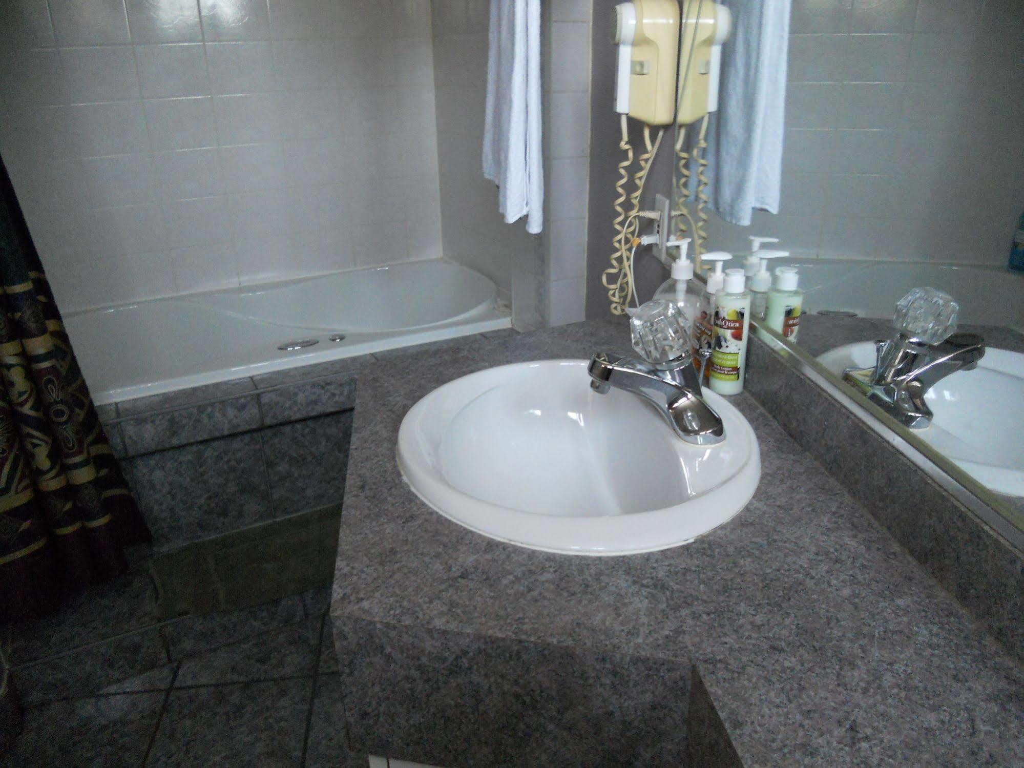 Motel Normandie Louiseville Ngoại thất bức ảnh